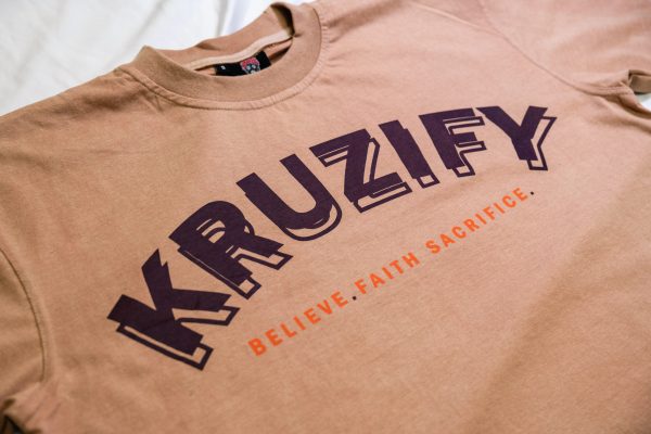 'NEVER GIVE UP' Tee- Washed Sand